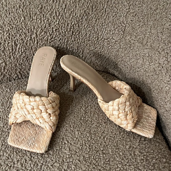 Revolve heels - Picture 3 of 3